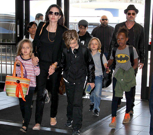 Брэд Питт и Анджелина Джоли с детьми