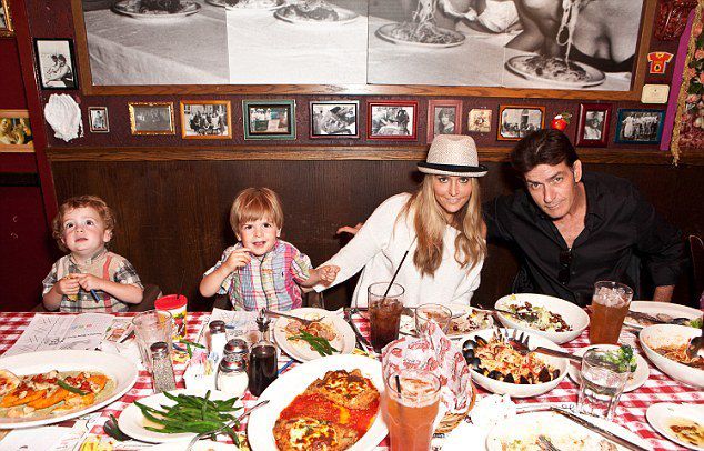 Брук,  Чарли Шин со своими сыновьями в 2011 году