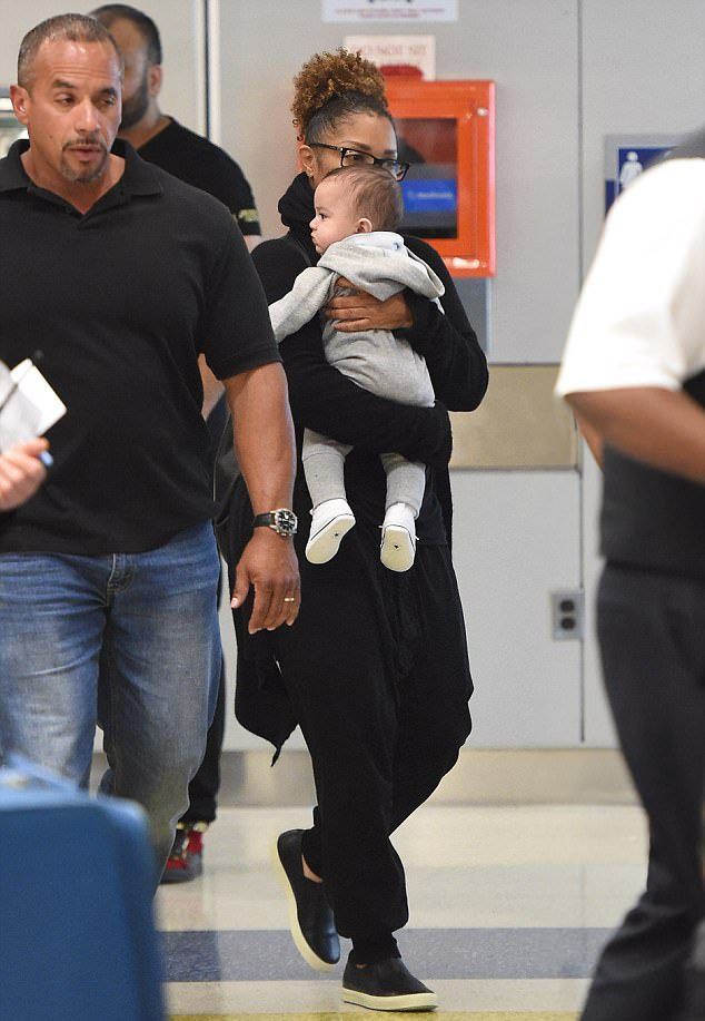 Джанет Джексон в аэропорту Нью-Йорка с сыном