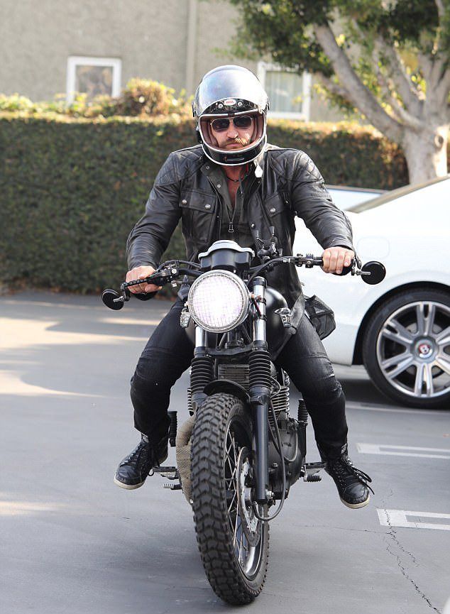 Джерард Батлер на своем мотоцикле