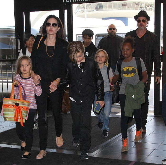 Джоли с детьми и бывшим мужем