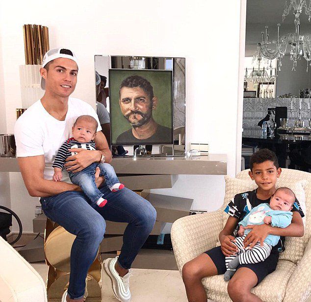 Роналду со старшим сыном и близнецами