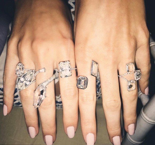 Кендалл Дженнер демонстрирует свои украшения в Instagram