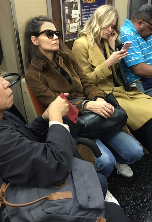 Кэти Холмс спит в метро