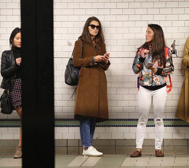 Кэти Холмс в метро в Нью-Йорке