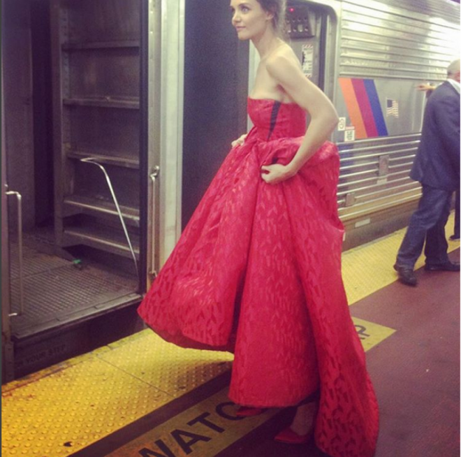 Кэти Холмс в роскошном наряде спустилась в метро