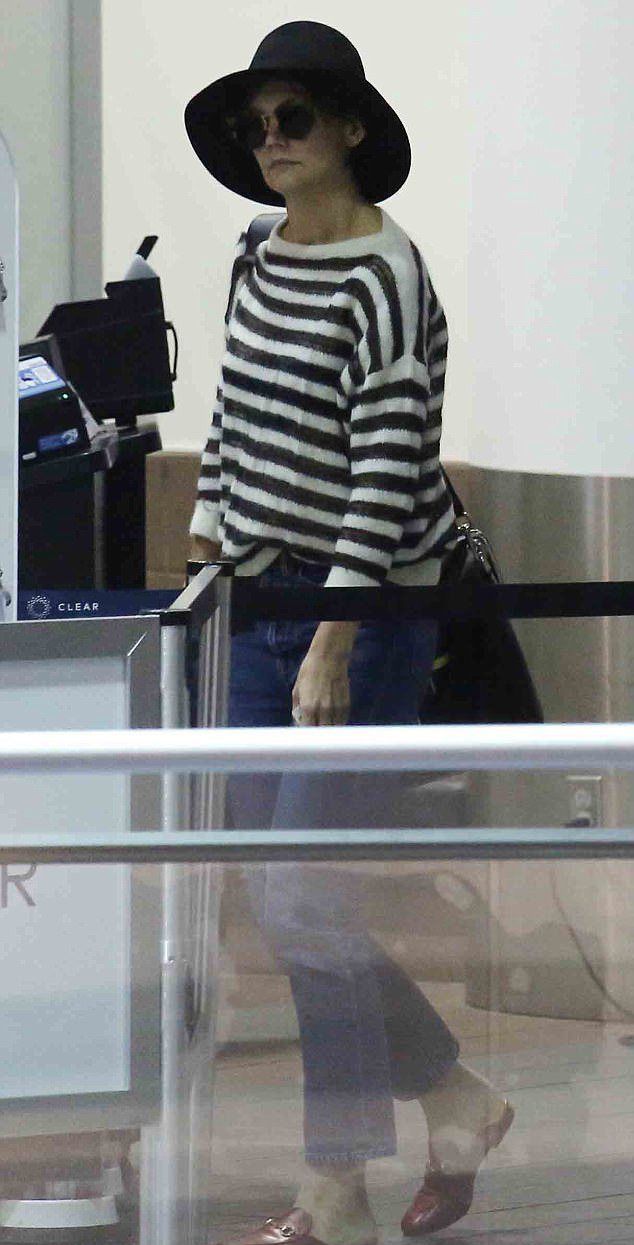 Кэти Холмс замечена в аэропорту Лос-Анджелеса