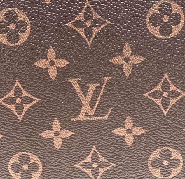 Ким Кардашьян опубликовала фотографию логотипа бренда Louis Vuitton