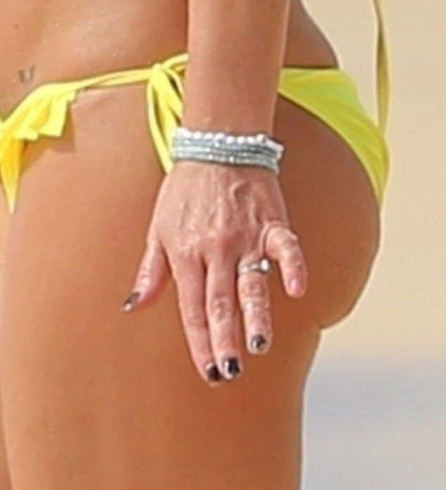 Кольцо с бриллиантом на руке Бритни Спирс