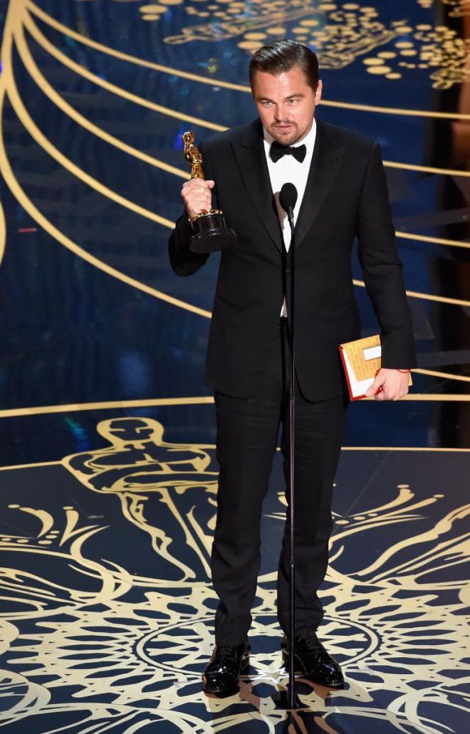 Леонардо Ди Каприо в 2016 году с "Оскаром" за фильм "Выживший"