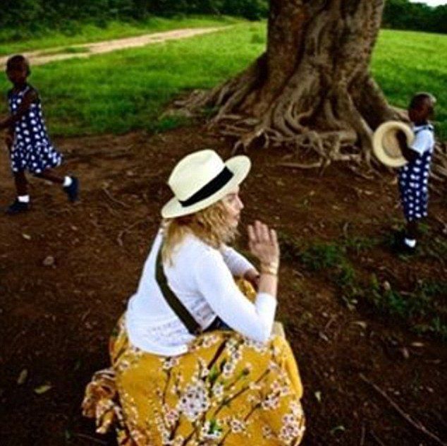 Мадонна с дочками в Малави