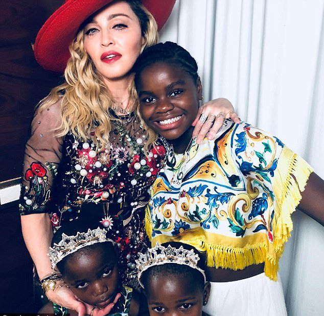 Мадонна вместе с детьми отправляется на свадьбу