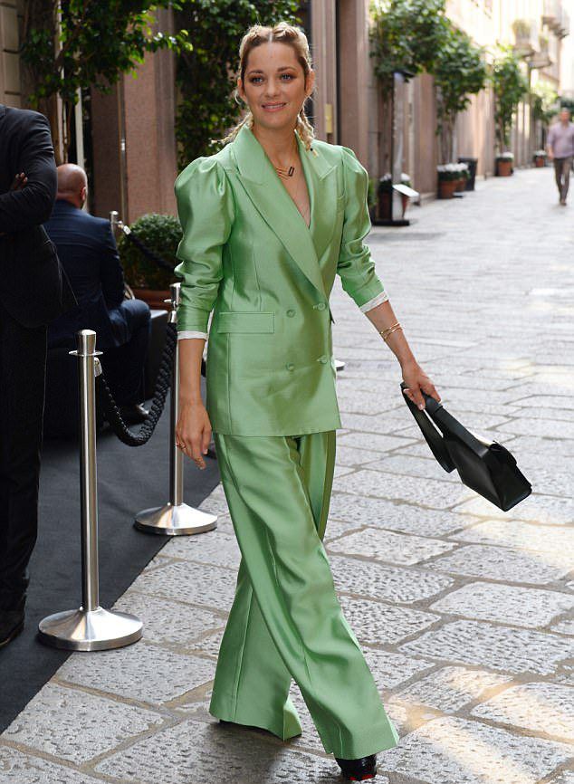 Марион Котийяр  посетила Неделю моды в Милане