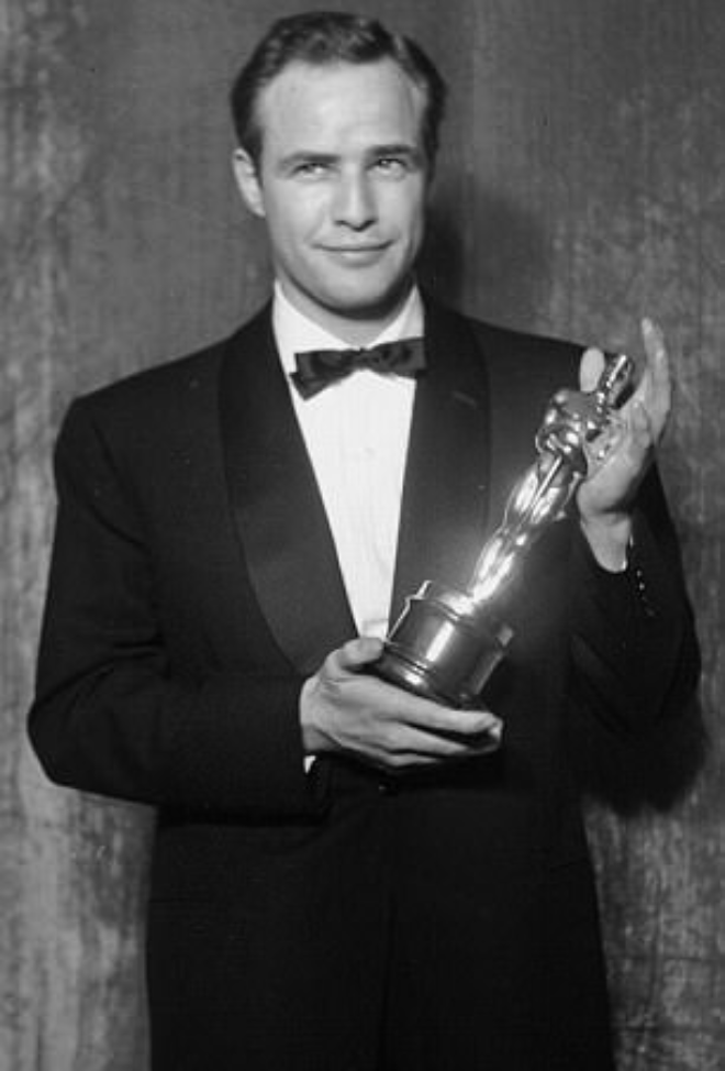 Марлон Брандо в 1955 году с "Оскаром" за фильм  "В порту"