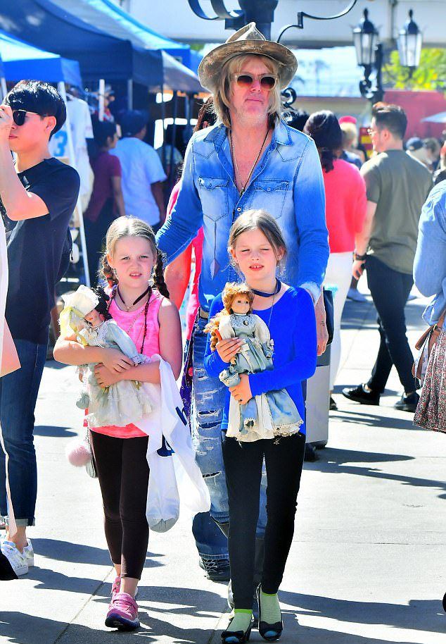 Майкл Локвуд был замечен с дочерьми на блошином рынке в Лос-Анджелесе