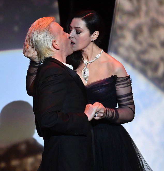 Моника Беллуччи неожиданно поцеловала Алекса Лутса на глазах у гостей церемонии