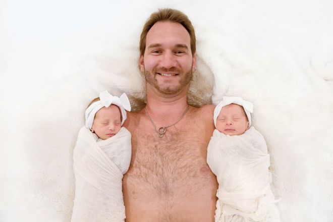 Ник Вуйчич позирует с новорожденными