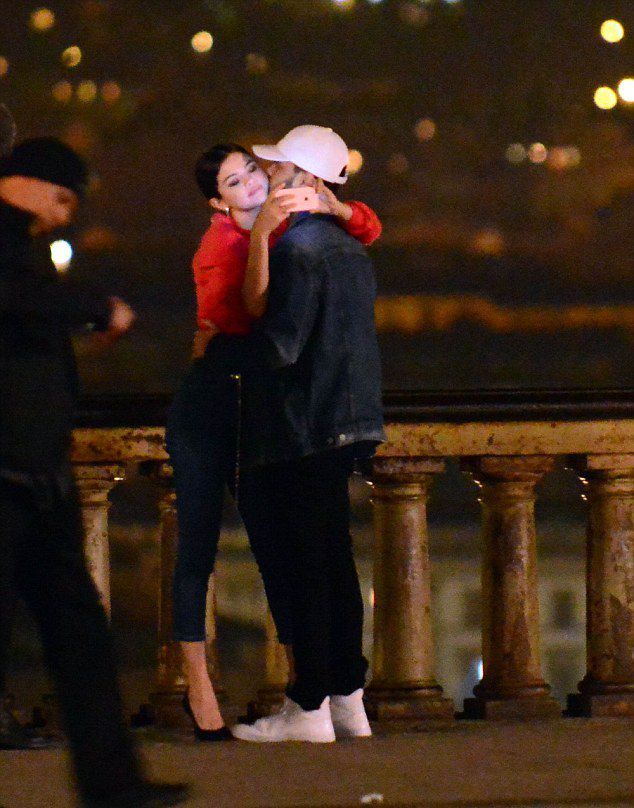 Селена Гомес и The Weeknd на мосту Понте-Веккьо во Флоренции