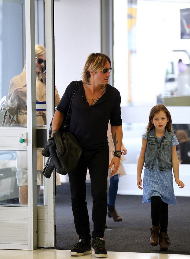 Урбан и Кидман с дочерьми в аэропорту Сиднея