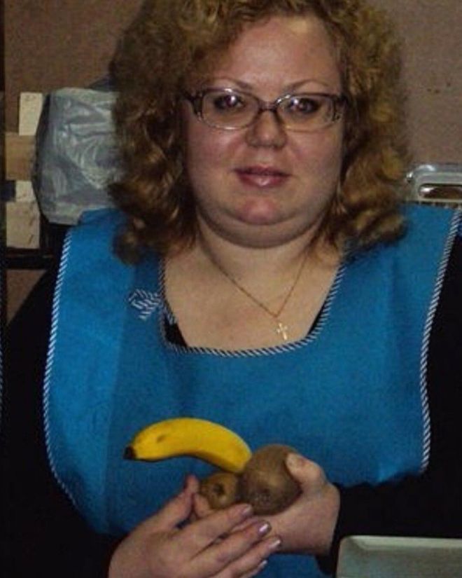 Продавец с бананами и киви
