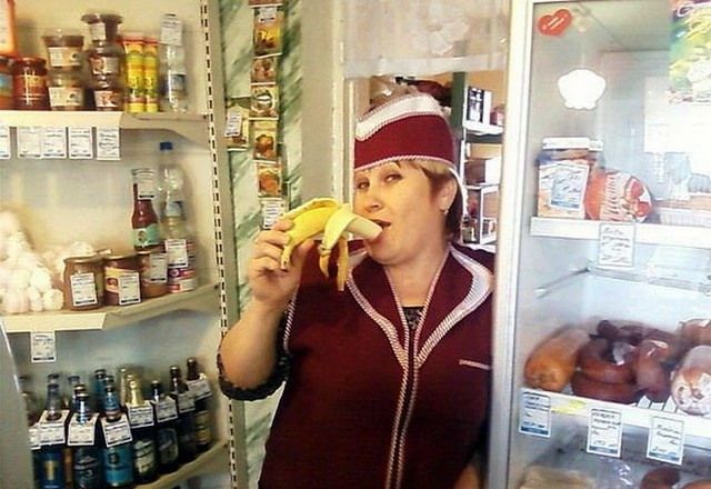 Продавщица ест банан