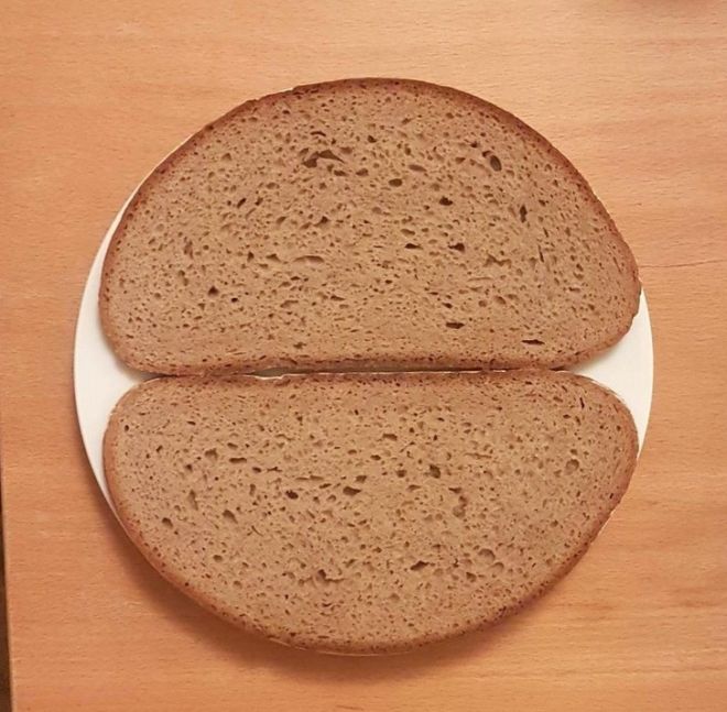 Тарелка и хлеб