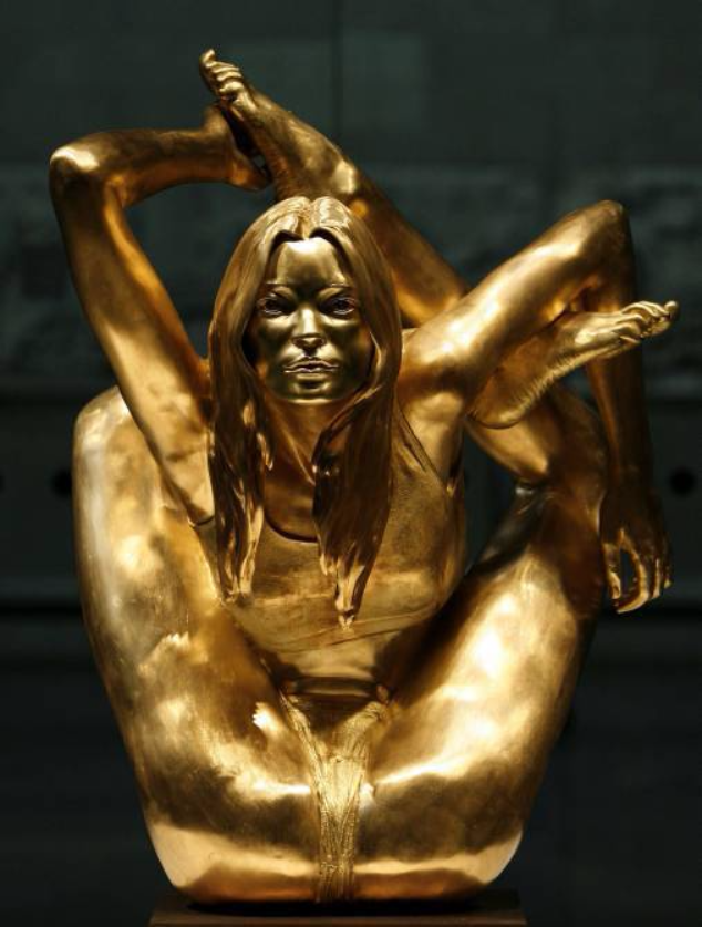 Золотая скульптура Кейт Мосс