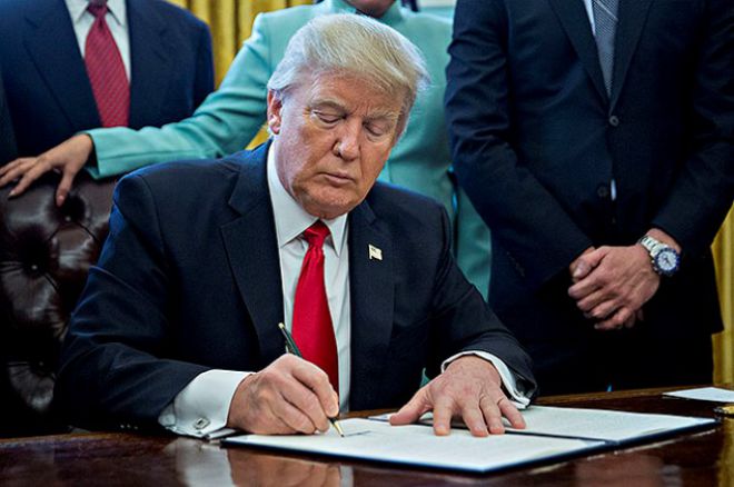 Дональд Трамп подписал закон об эмигрантах
