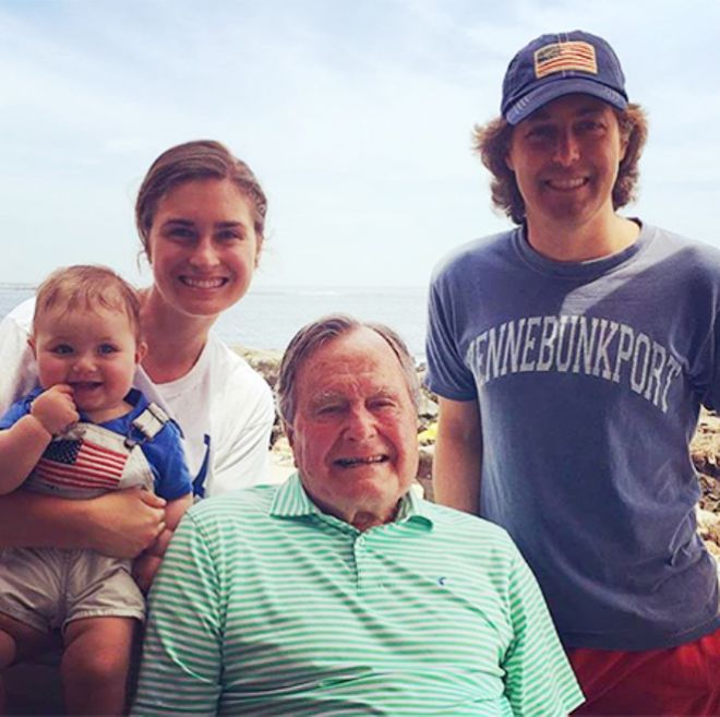 Экс-президент США Джордж Буш-старший с внучкой Лорен, ее мужем и сыном