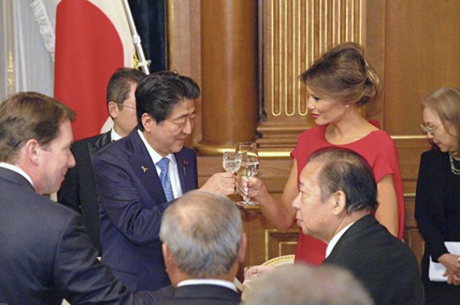 Премьер-министр Японии Синдзо Абэ и Мелания Трамп