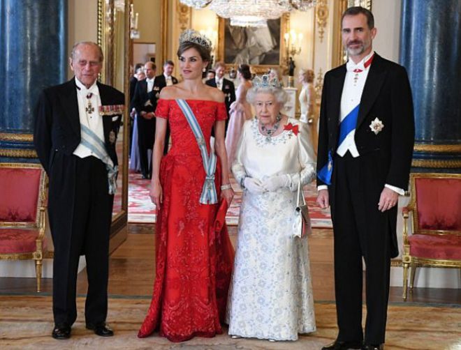 Принц Филипп, королева Летиция, королева Елизавета II, король Фелипе VI