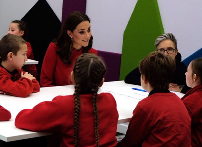 Кейт общается со школьниками