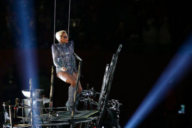 Леди Гага спустилась с крыши хьюстонского стадиона NRG