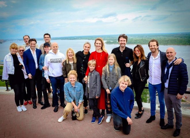 Наталья Водянова и Антуан Арно со своими детьми и друзьями фонда в Нижнем Новгор