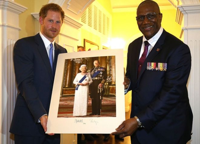 Принц Гарри дарит фотопортрет королевы и ее мужа сэру Родни Уильямсу
