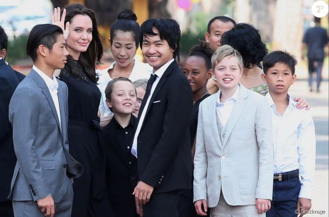 Джоли с детьми в Камбодже