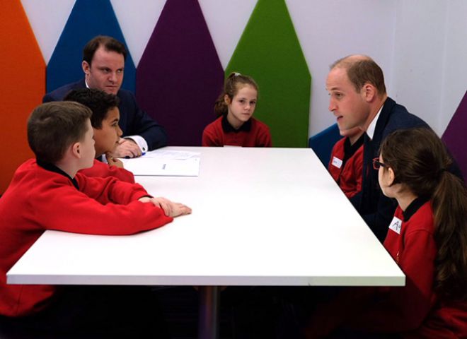 Принц Уильям общается со школьниками