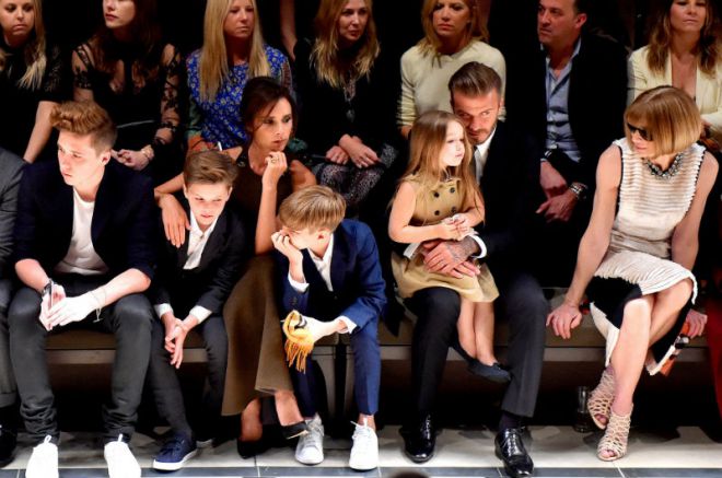 Виктория и Дэвид Бекхэм с детьми на модном показе