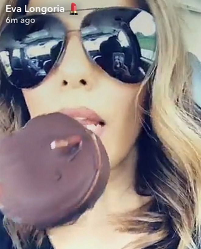Ева лакомится шоколадным мороженым