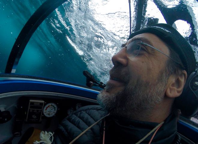 Хавьер во время погружения на дно Антарктики