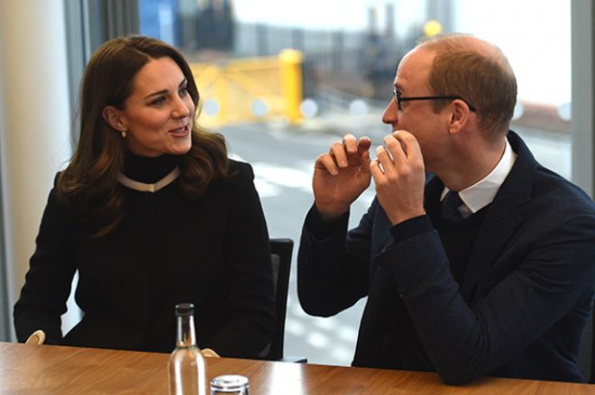 Кейт Миддлтон и принц Уильям обсуждают увиденное на заводе