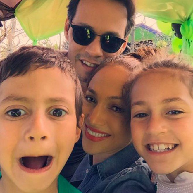 Марк Энтони и Дженнифер Лопес с их детьми - Максом и Эммой