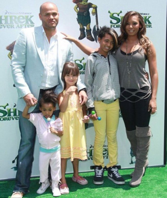 Мелани Браун с мужем и детьми