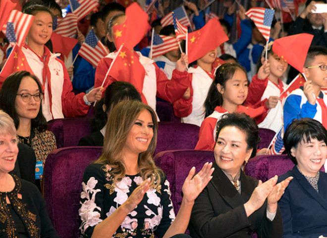 Мелания Трамп и Пэн Лиюань на встрече с детьми