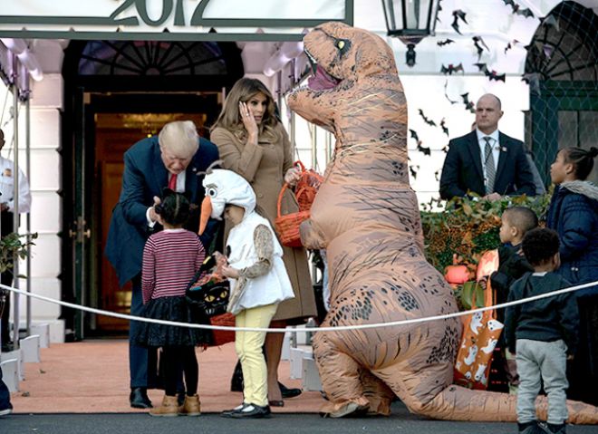 Судя по фото, Меланию немного напугал костюм динозавра