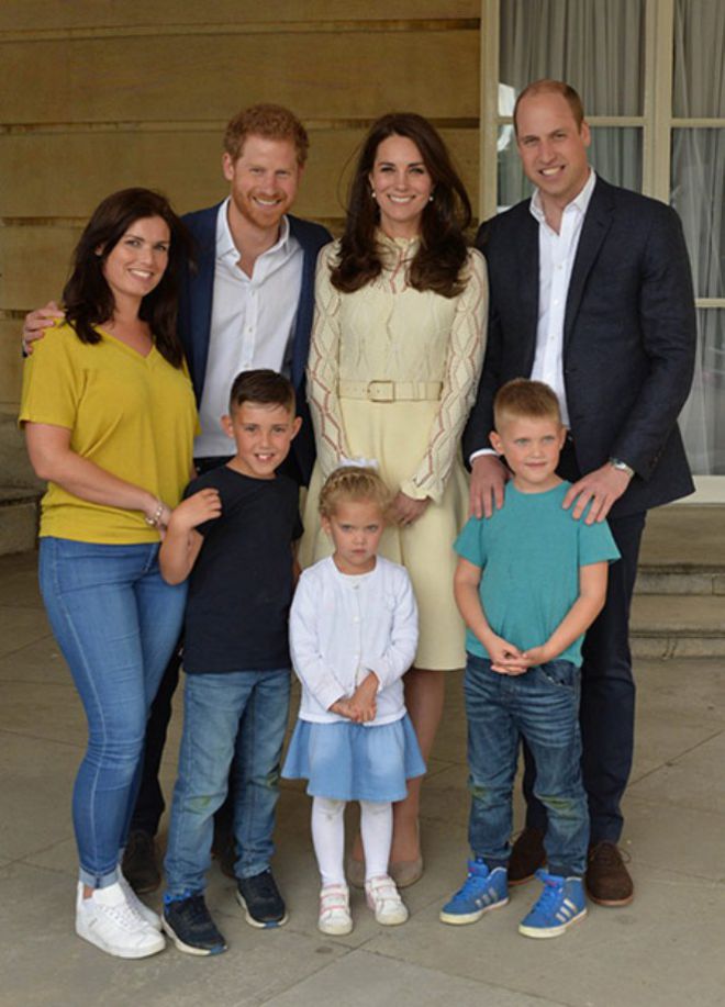 Принц Гарри, Кейт Миддлтон и принц Уильям с участниками детской вечеринки