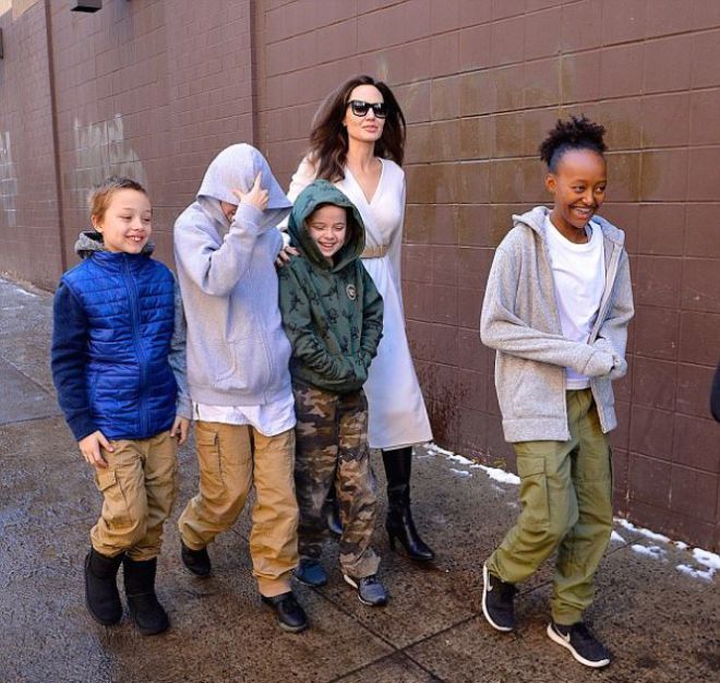 Джоли с детьми