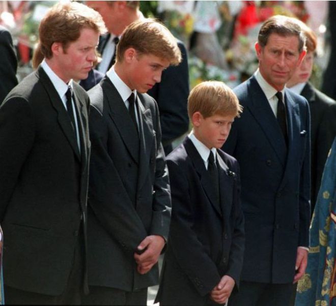 Принц Чарльз с сыновьями на похоронах Дианы