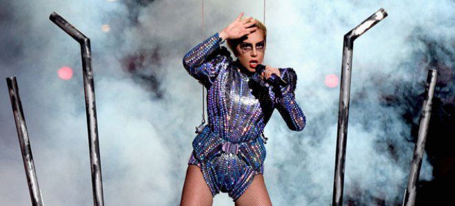 Леди Гага покорила фанатов фееричным выступлением на шоу Super Bowl-2017