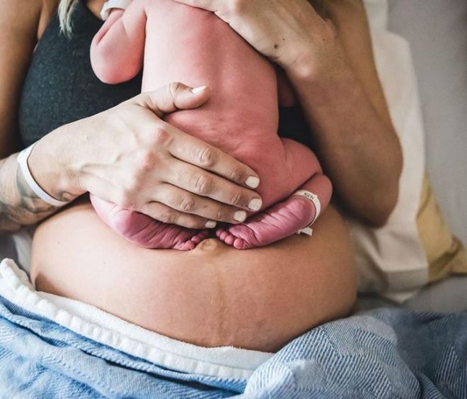 Это удивительное ощущение - держать на руках своего новорожденного малыша